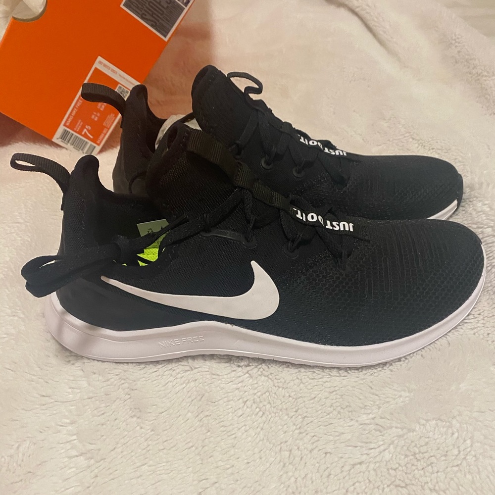 Women’s NIKE free training shoes in black size 7.5